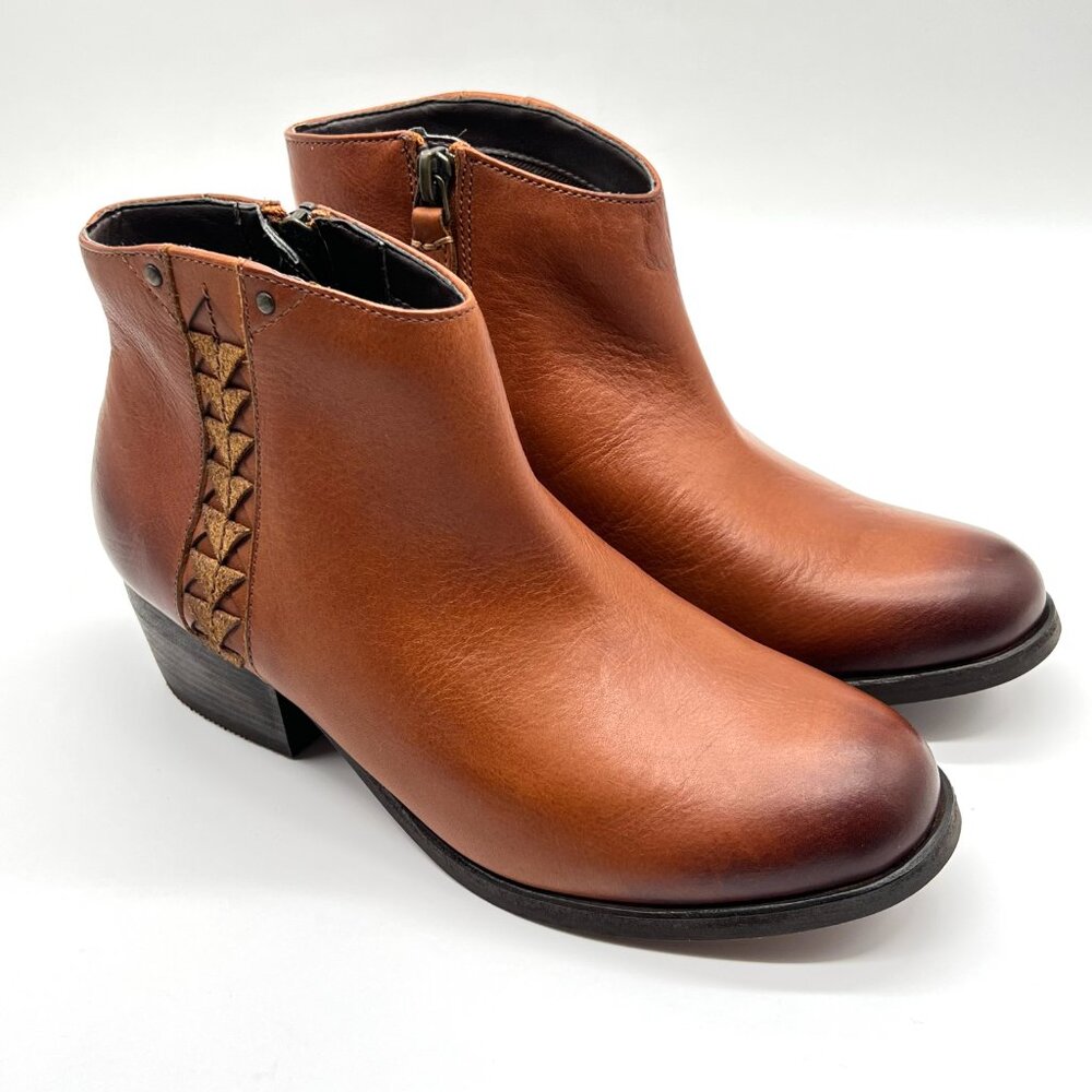 Clarks‎ Womens Size 5.5 Maypearl Fawn Brown Leather Ankle Boots Booties Shoes